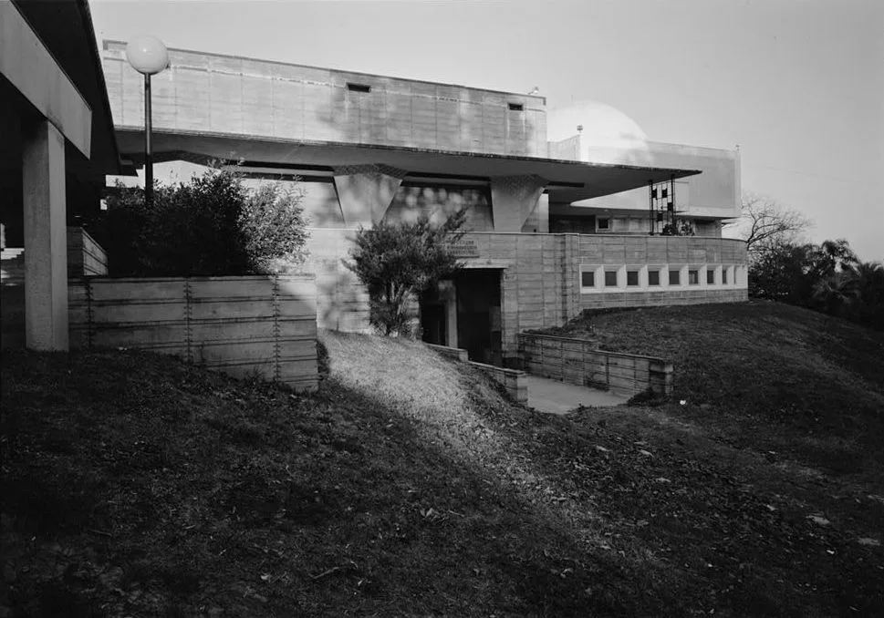 Polk County Science Building'in batı cephesi, 1979'da ABD Tarihî Yapılar Envanteri için çekilmiş bir fotoğrafta