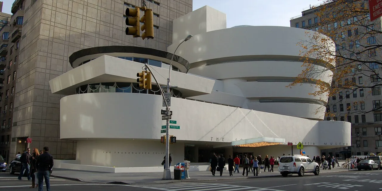 Frank Lloyd Wright'ın tasarladığı Solomon R. Guggenheim Müzesi'nin Beşinci Cadde'ye bakan spiral cephesi