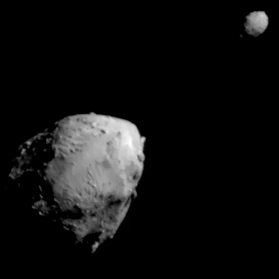 DART'ın DRACO kamerasının çarpmadan yaklaşık 2,5 dakika önce 920 km uzaktan çektiği Didymos (büyük) ve Dimorphos; NASA'ya göre iki asteroidi birlikte gösteren son tam kare