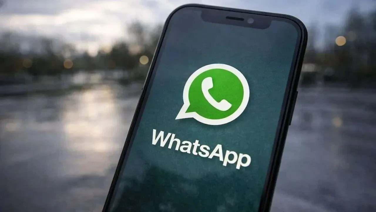 WhatsApp iPhone’da Sohbet Ekranına Yeni Liquid Glass Menüsü Geldi