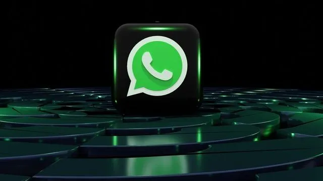 WhatsApp iOS'ta "Liquid Glass" Tasarımıyla Yenileniyor: Emoji Tepki Paneli ve Mesaj Menüsü Şeffa ıyor