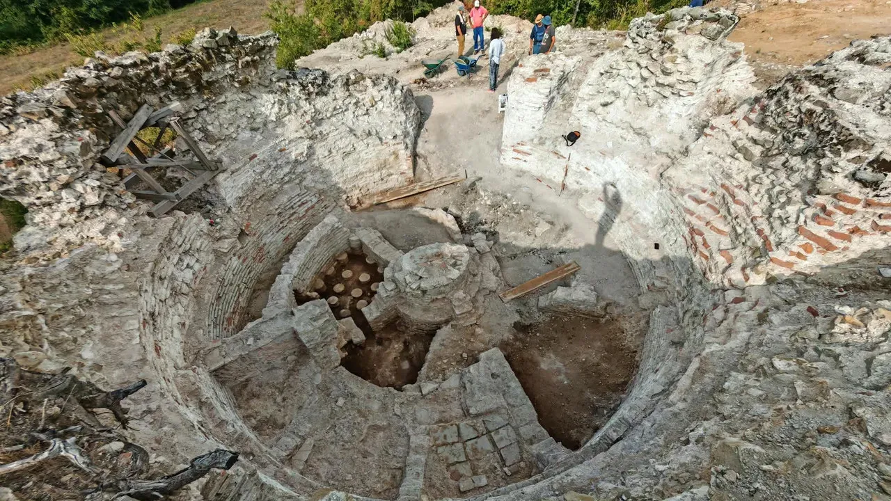 Roma İmparatoru Maximinus Daza'nın Saray Altında Keşfedilen Nadir Dairesel Hamam