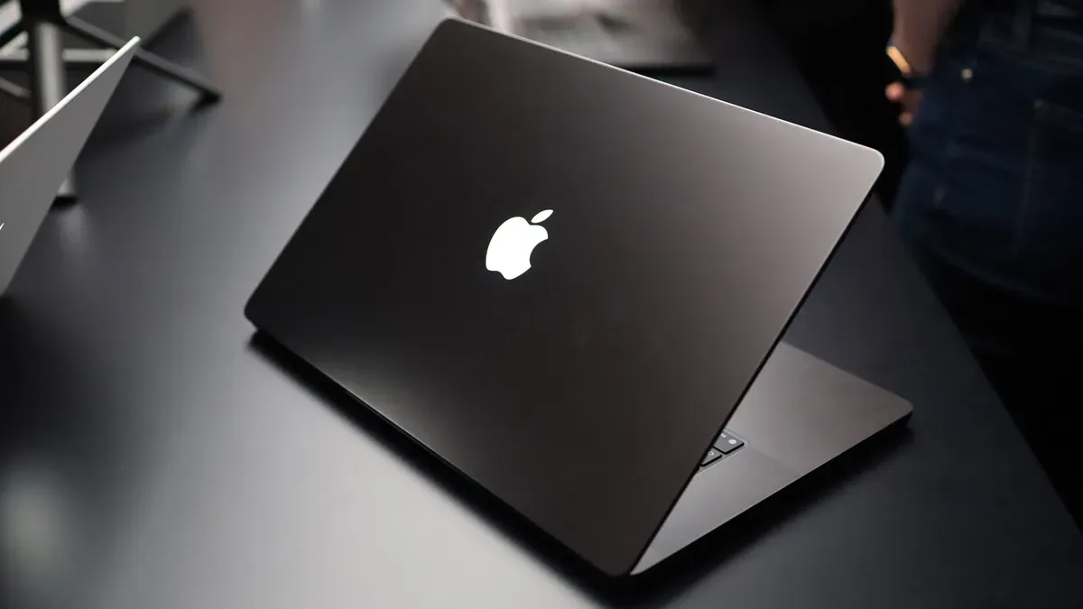 Apple, Yeni MacBook Pro’da 10 Yıl Sonra Işıklı Apple Logosunu Geri Getirdi