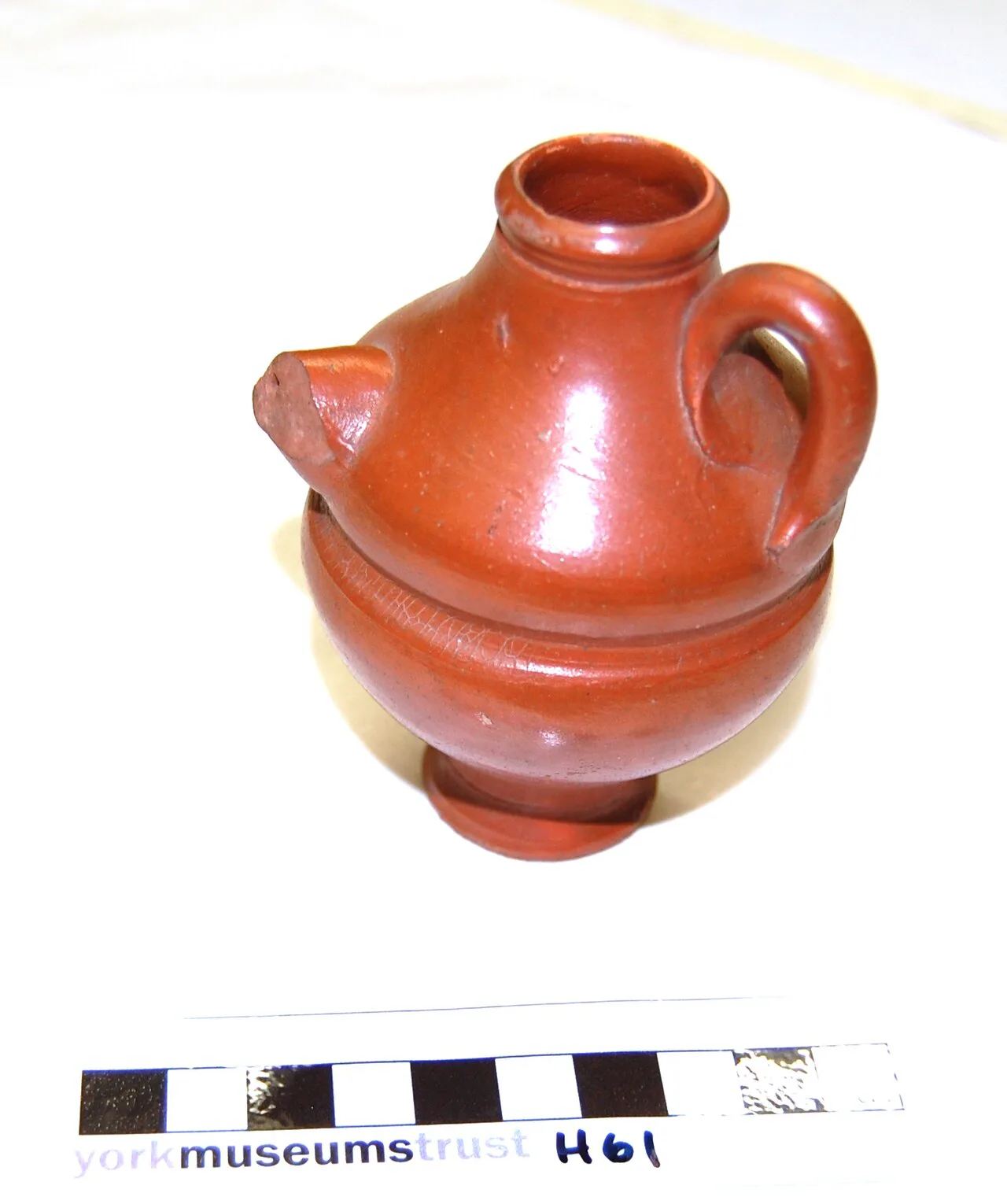 Samian ware'den yapılmış bir tettina, Yorkshire Müzesi koleksiyonunda