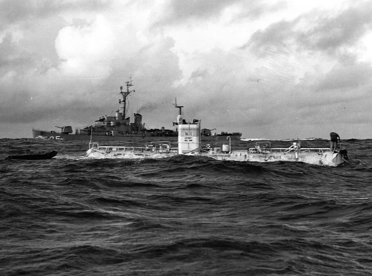 Trieste banyoskafı, 23 Ocak 1960'taki rekor dalışından önce Mariana Çukuru'nun üstünde bekliyor