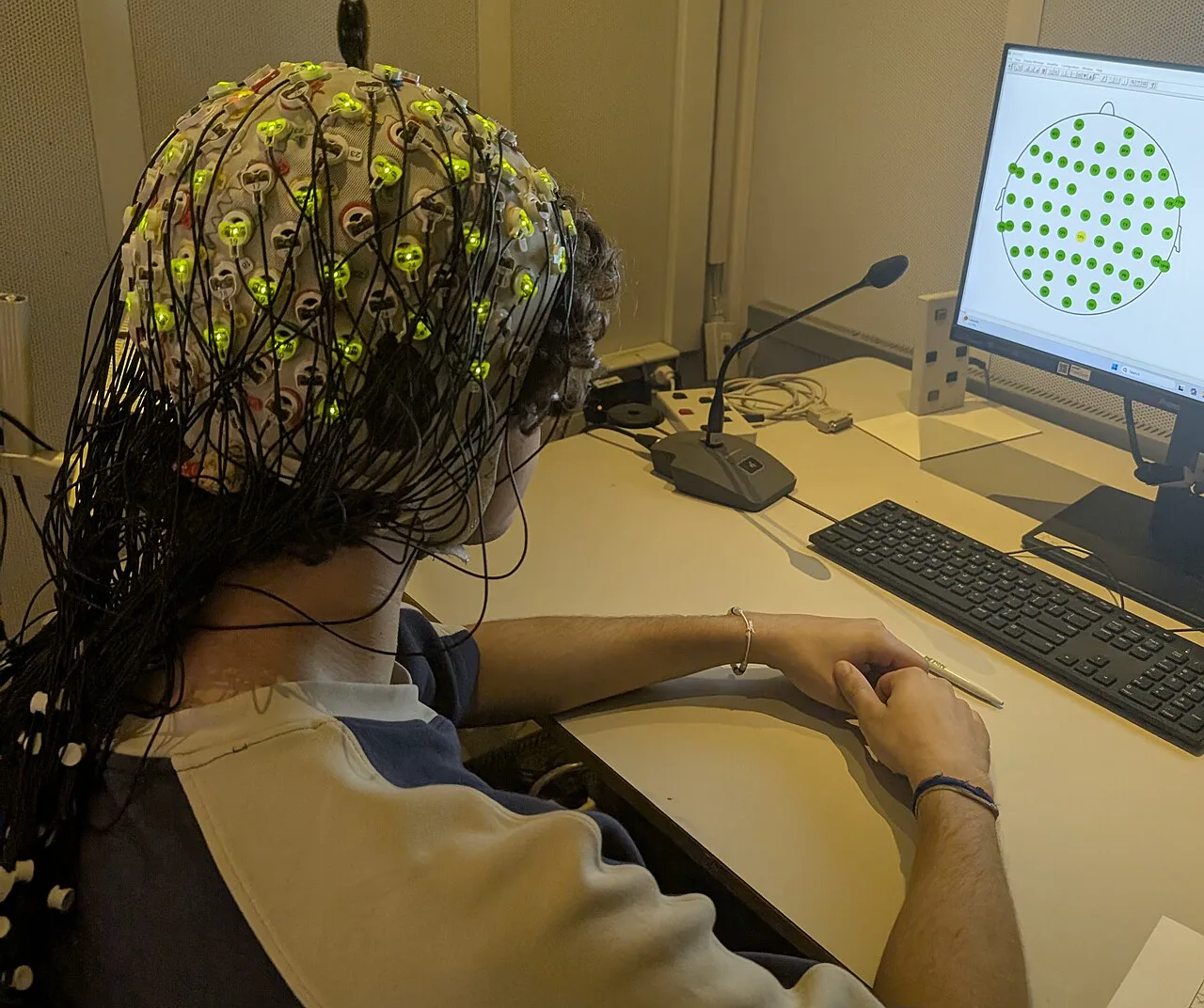 EEG başlığı takılmış bir katılımcı