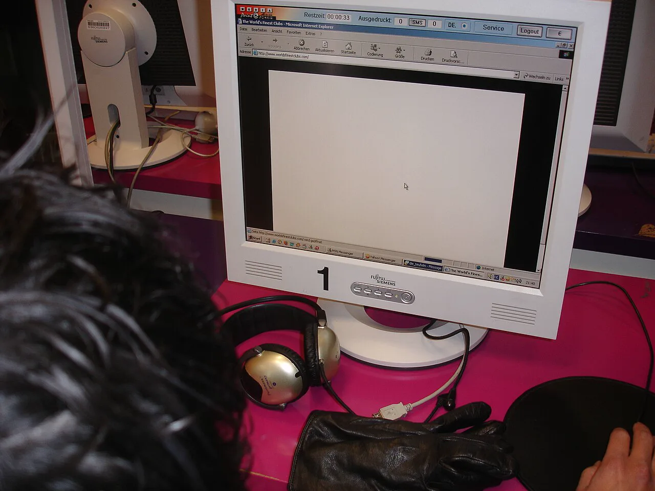 2000'lerin sonunda Berlin'de bir internet kafe; fotoğrafı çeken kişiye göre o yılların kafe donanımı böyle görünüyordu