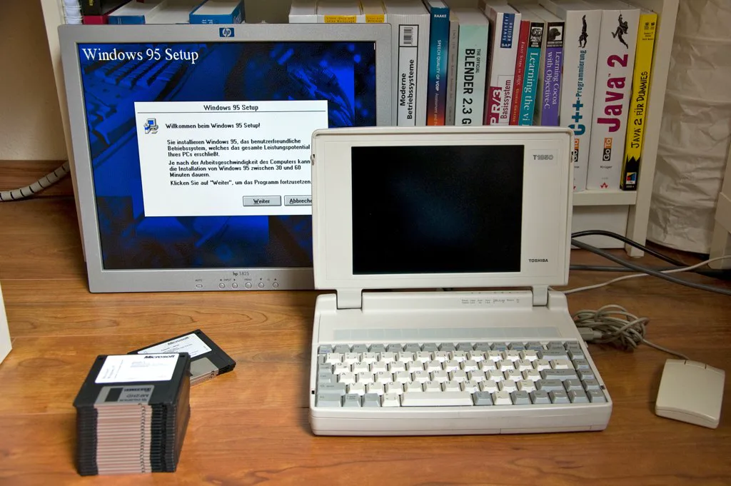 Windows 95 kurulum ekranı, eski bir Toshiba dizüstü ve bir yığın disket: mIRC'in doğduğu yılların bilgisayar manzarası
