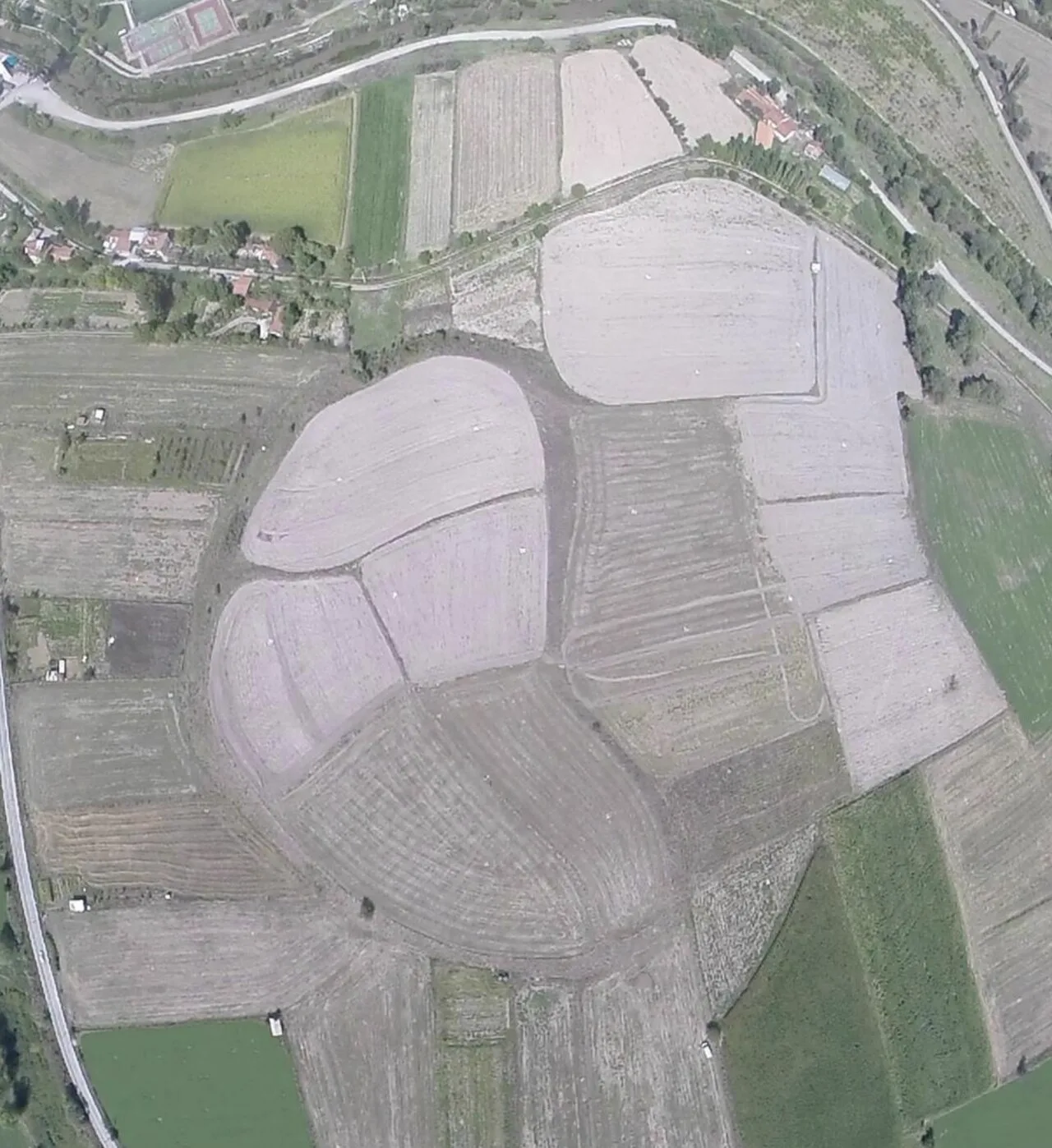 Tavşanlı Höyük'ün havadan görünümü; höyük, Kütahya'daki Tavşanlı Ovası'nın tarım arazileri arasında yükseliyor