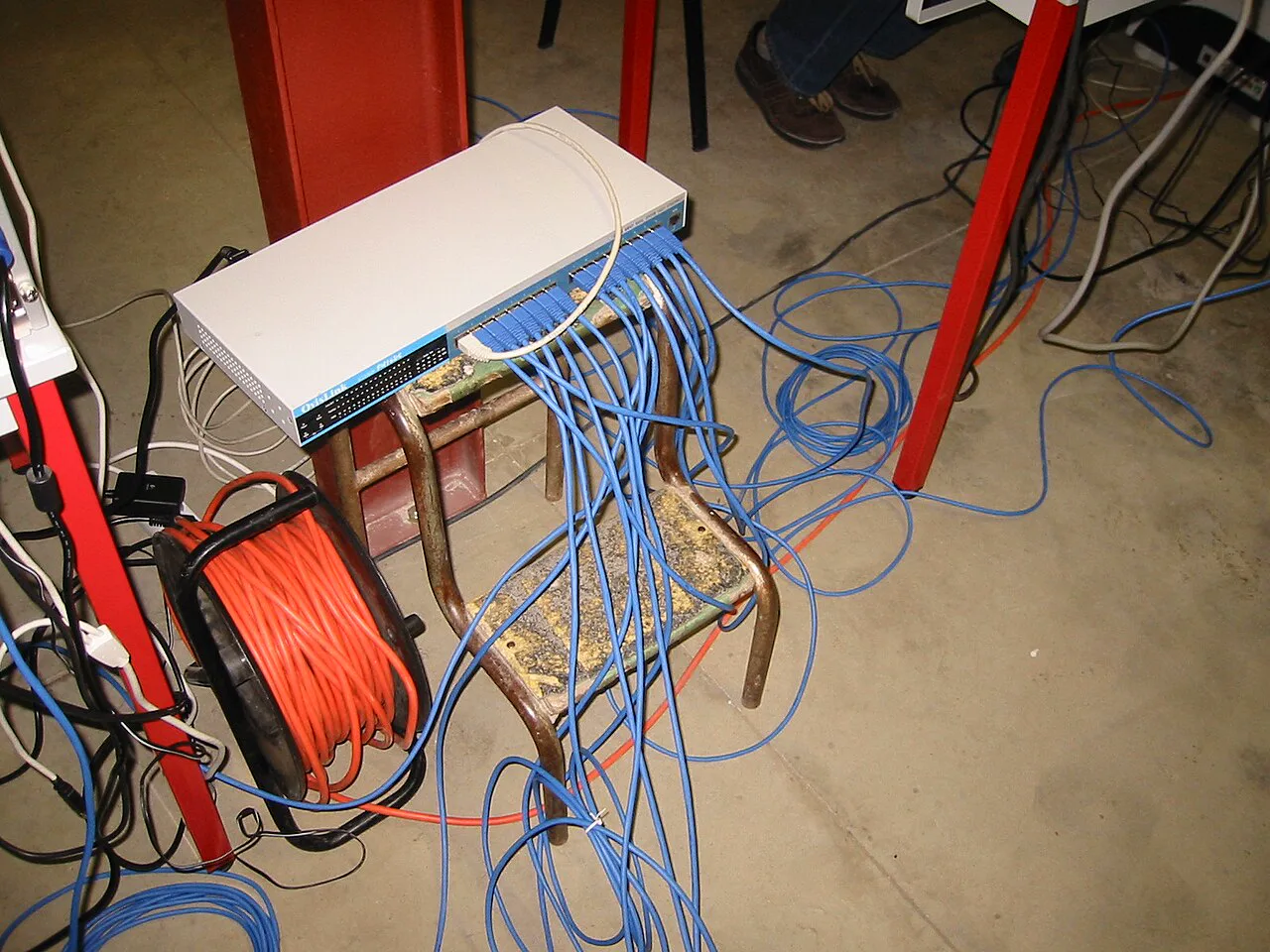 2003'te Fransa'da bir yerel ağ oyun buluşması: aynı salonda ağa bağlanmış bilgisayarlar, internet kafelerin oyun gecelerine benzer bir görüntü