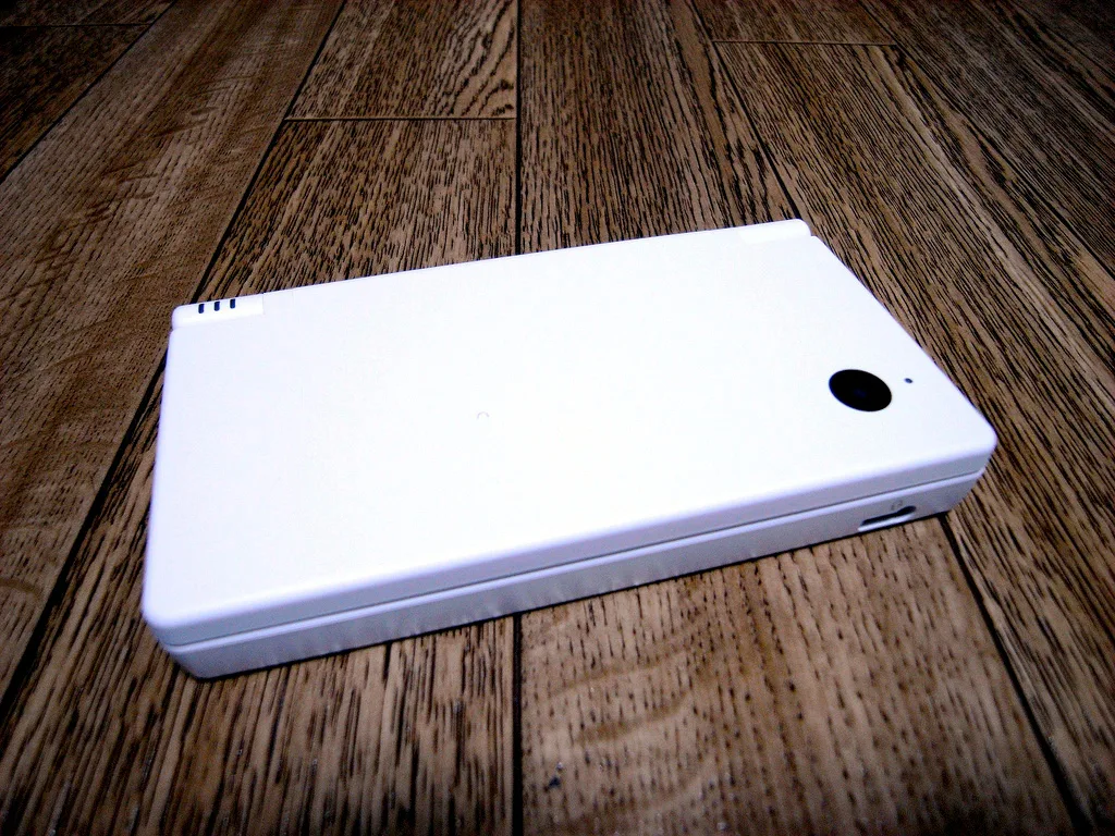 Kapağı kapalı bir Nintendo DSi; dış kamera kapağın üst köşesinde yer alıyor