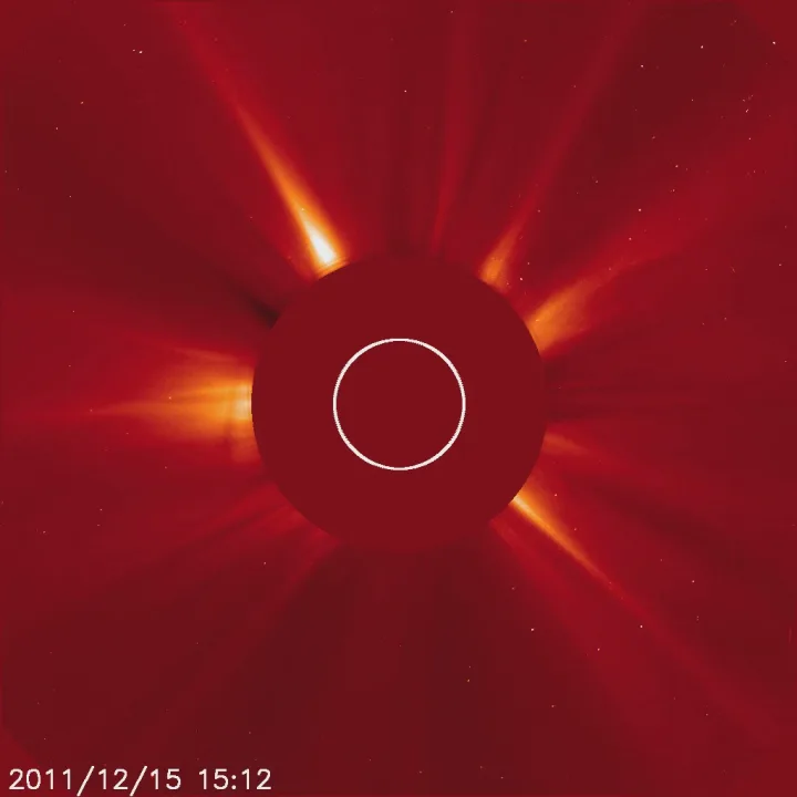 Lovejoy Kuyrukluyıldızı Aralık 2011'de Güneş'in kenarını sıyırırken SOHO uydusunun kaydettiği kare