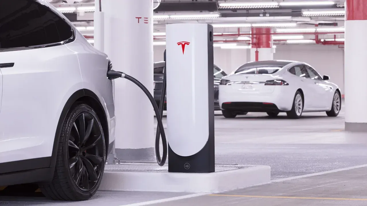 Tesla, İzmit'te 250 kW Kapasiteli 12 Şarj Ünitesiyle Yeni Supercharger İstasyonunu Açtı