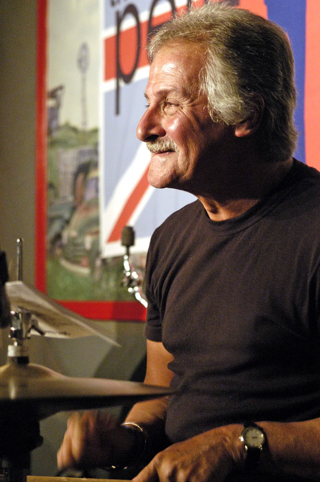 Pete Best 2006 yılında Maryland'de sahnede davul çalıyor
