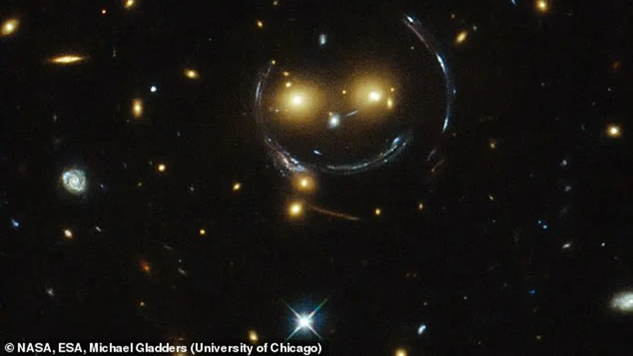 Hubble'dan 4,5 milyar ışık yılı uzakta dev bir gülümseme: Kütleçekim merceklenmesi galaksileri nasıl şekillendiriyor?