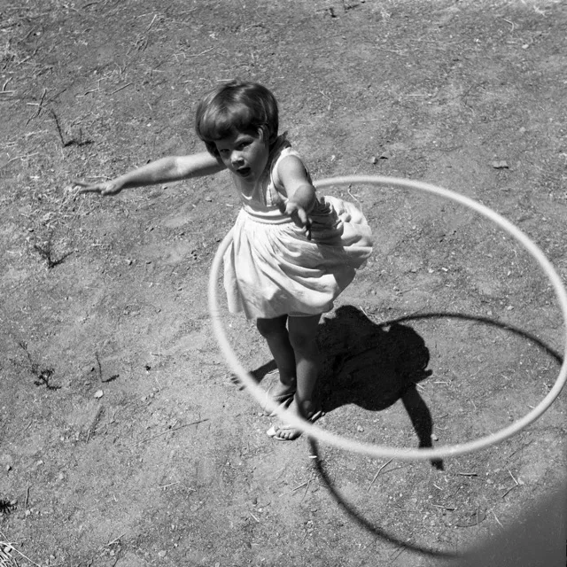 1958'de çember çeviren bir kız çocuğu; çemberin yere paralel değil, eğik döndüğü görülüyor