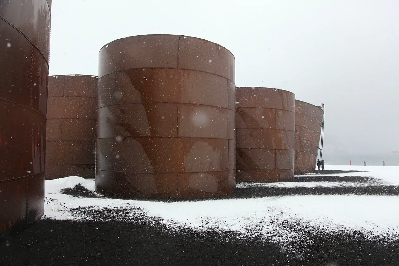 Whalers Bay'de terk edilmiş balina yağı tankları