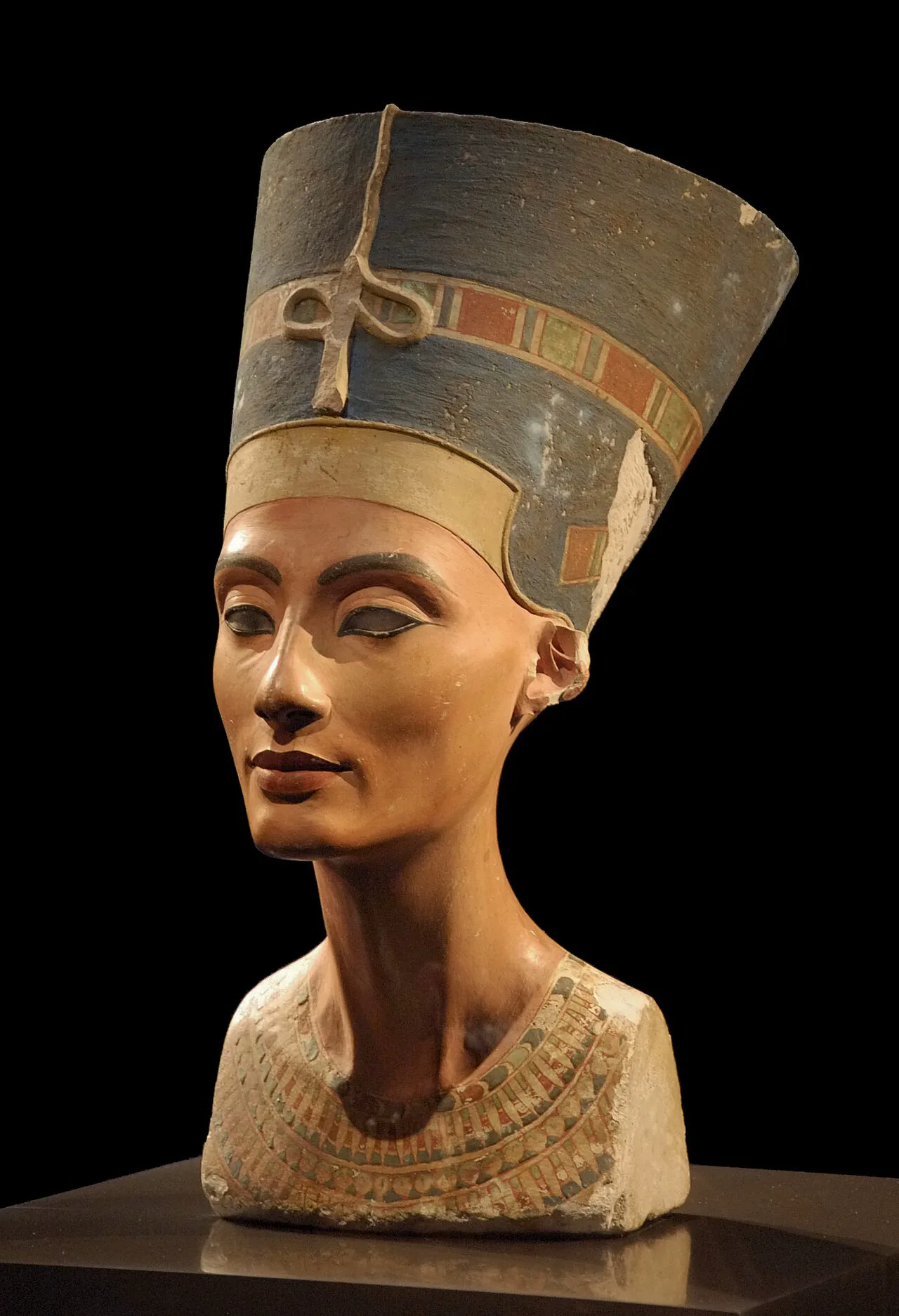 Berlin'deki Neues Museum'da sergilenen Nefertiti büstü; kraliçenin mezarı bugüne dek bulunamadı