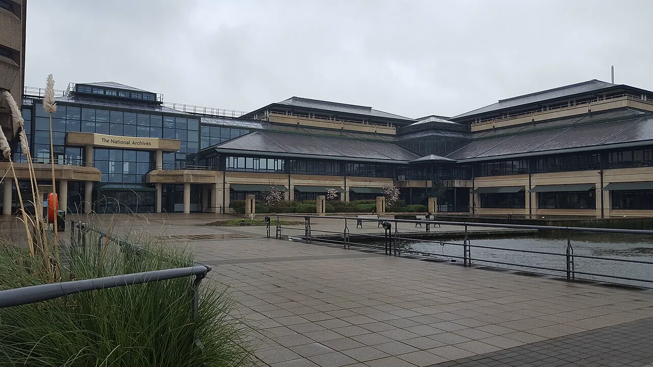 Londra Kew'deki The National Archives binasının girişi