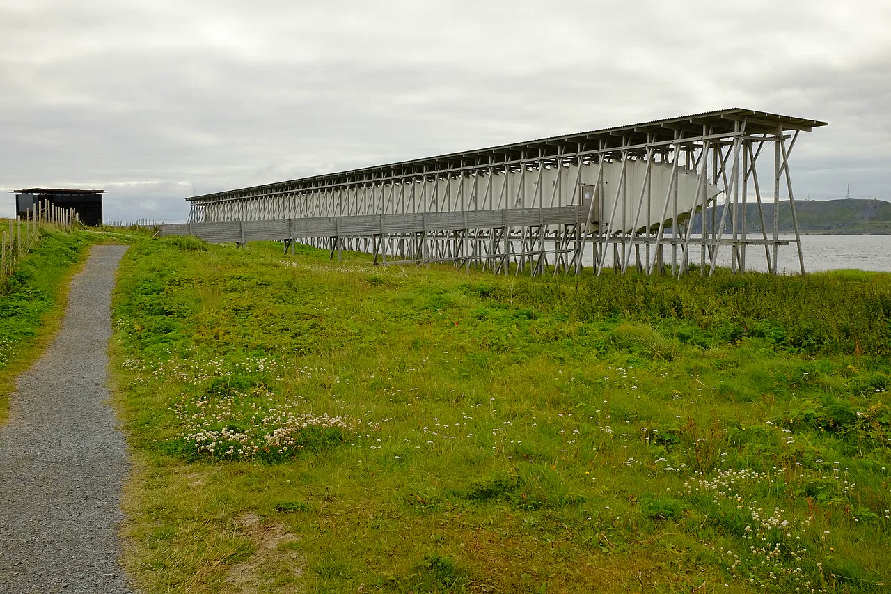 Steilneset anıtı, Norveç'in Vardø kasabasında; Zumthor'un ahşap çatkısı ve Louise Bourgeois'nın çelik bölümü