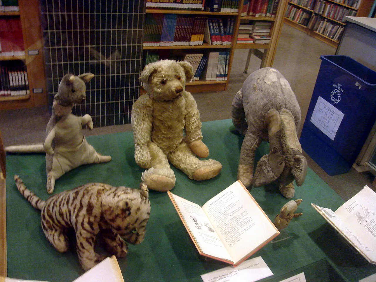 Christopher Milne'in oyuncakları Tigger, Kanga, Pooh, Eeyore ve Piglet, 2006'da New York'taki Donnell Kütüphanesi'nde