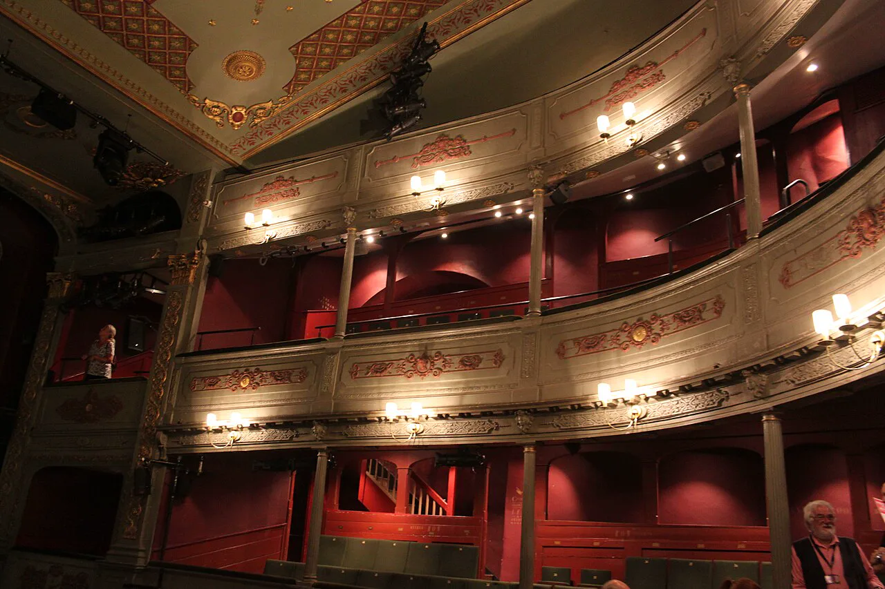 1766'da açılan Bristol Old Vic'in salonu; çalışan en eski gürültü yolu bu çatının içinde