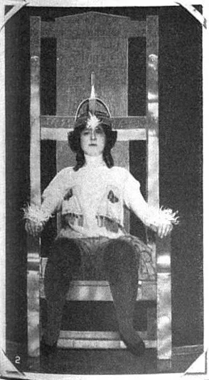 'Electrice' sahne adıyla çalışan bir panayır sanatçısı, 1914’te elektrikli sandalye numarasını yaparken
