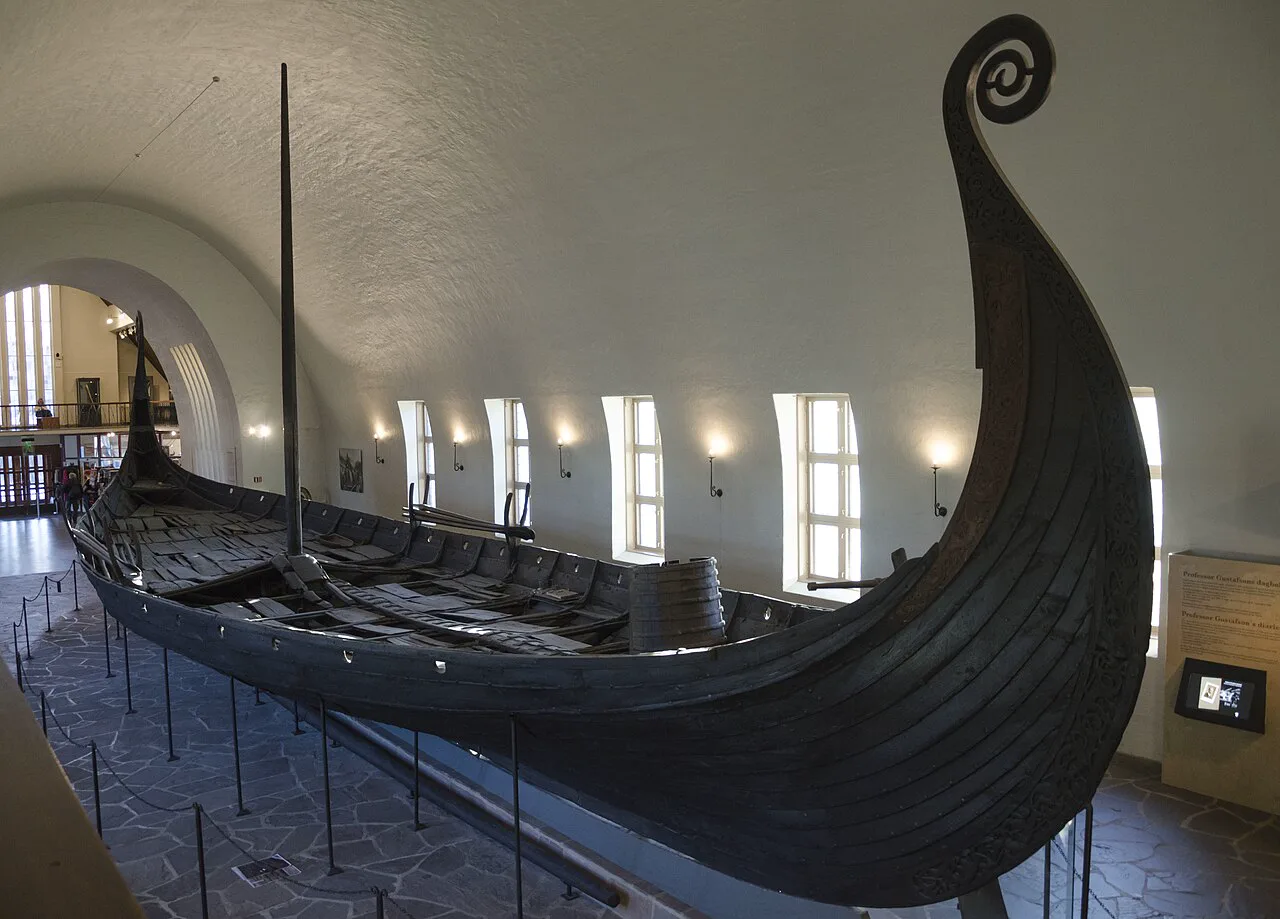 Oslo'daki Viking Gemi Müzesi'nde sergilenen Oseberg gemisi