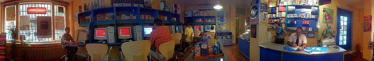 İstanbul'da bir internet kafe, 2000: evinde bağlantı olmayan pek çok genç foruma, sohbete ve oyuna böyle yerlerden ulaşıyordu