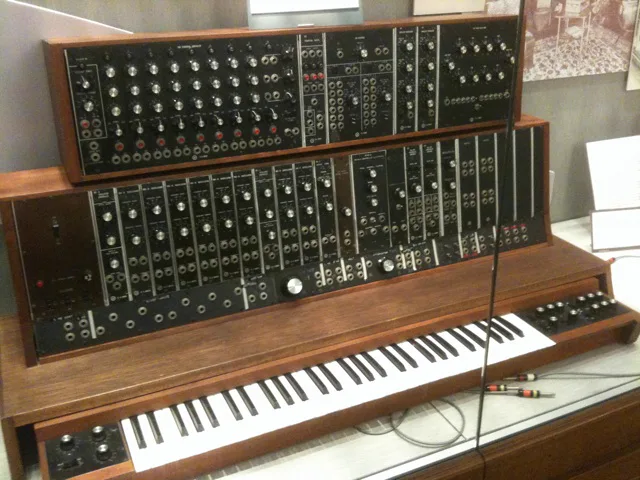 1964'te Alwin Nikolais Dans Tiyatrosu için yapılan ilk ticari Moog sentezleyici, bugün Michigan Üniversitesi'nin Stearns koleksiyonunda