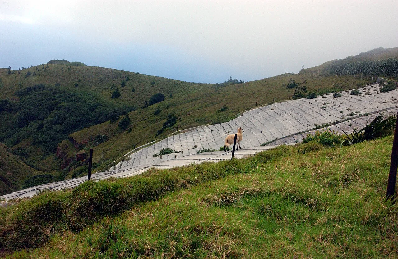 Green Mountain'ın tepesindeki geniş su toplama havuzunun bir bölümü: çiy ve sis suyunu biriktirmek için yapıldı, bugün kullanılmıyor