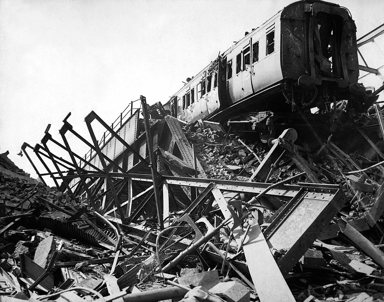 Westminster Bridge Road'daki Necropolis istasyonu, Nisan 1941'deki hava bombardımanının ardından