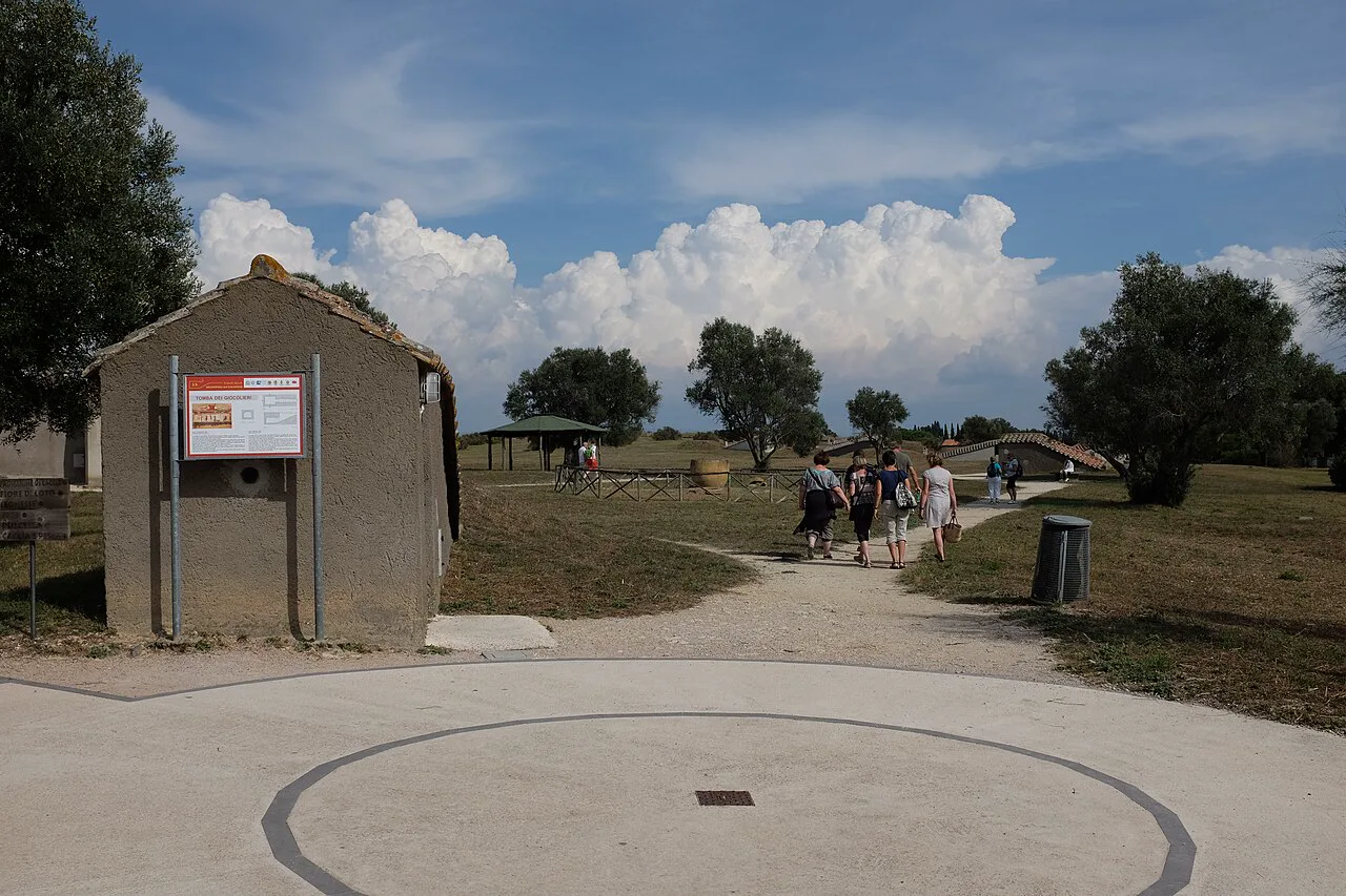 Tarquinia'daki Monterozzi nekropolünde mezar girişlerini örten koruma yapıları; boyalı odalar bu tepenin altında kayaya oyulmuş