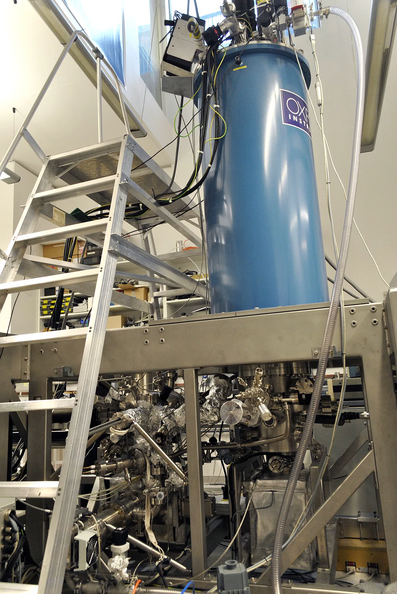 Londra Nanoteknoloji Merkezi laboratuvarındaki büyük bir taramalı tünelleme mikroskobu