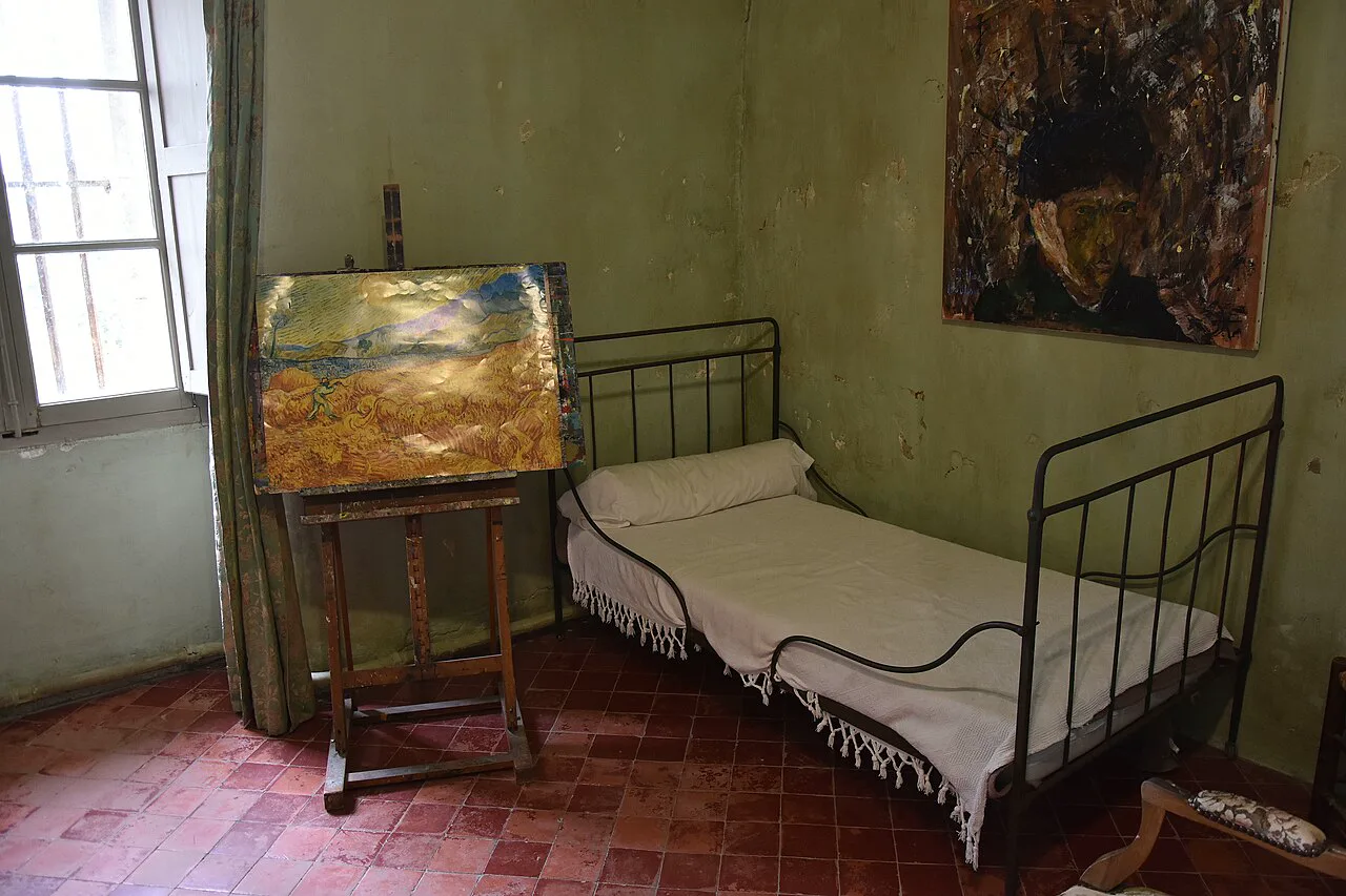 Saint-Paul-de-Mausole'de ziyaretçilere Van Gogh'un odası olarak gösterilen oda; Yıldızlı Gece'nin göğü bu yapının doğuya bakan penceresinden gözlenmişti