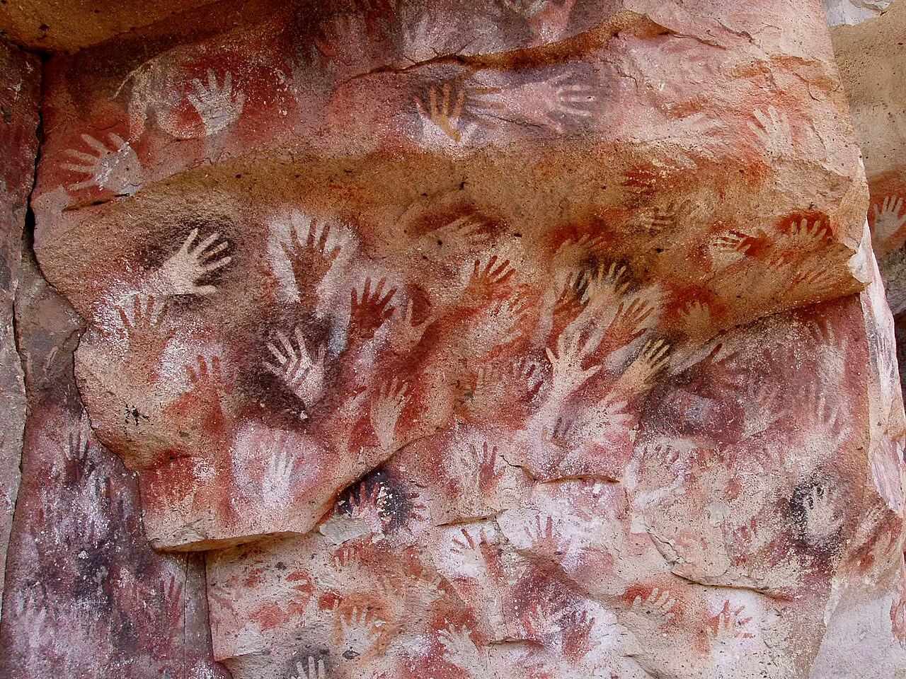 Arjantin'in Patagonya bölgesindeki Cueva de las Manos'ta duvarı dolduran el şablonları