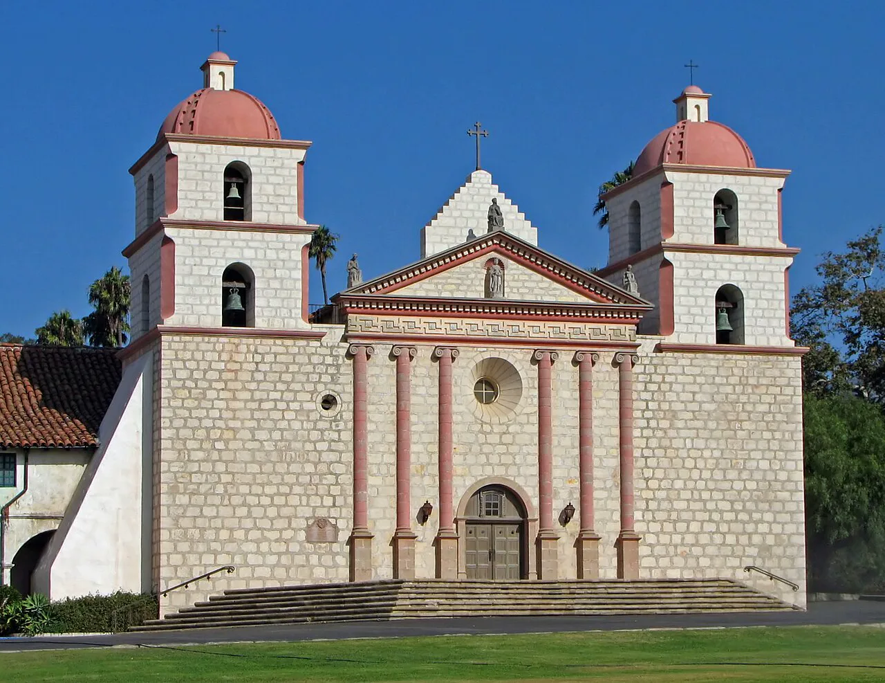 Santa Barbara Misyonu’nun 1820’de tamamlanan kilise cephesi