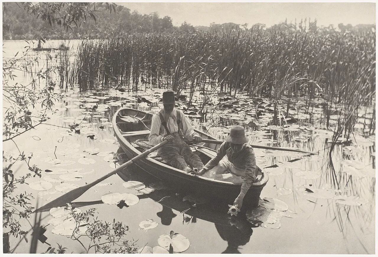 Peter Henry Emerson ile Thomas Goodall'ın Gathering Water-Lilies adlı platin baskısı; Norfolk sazlıklarında sandaldan nilüfer toplayan bir çift