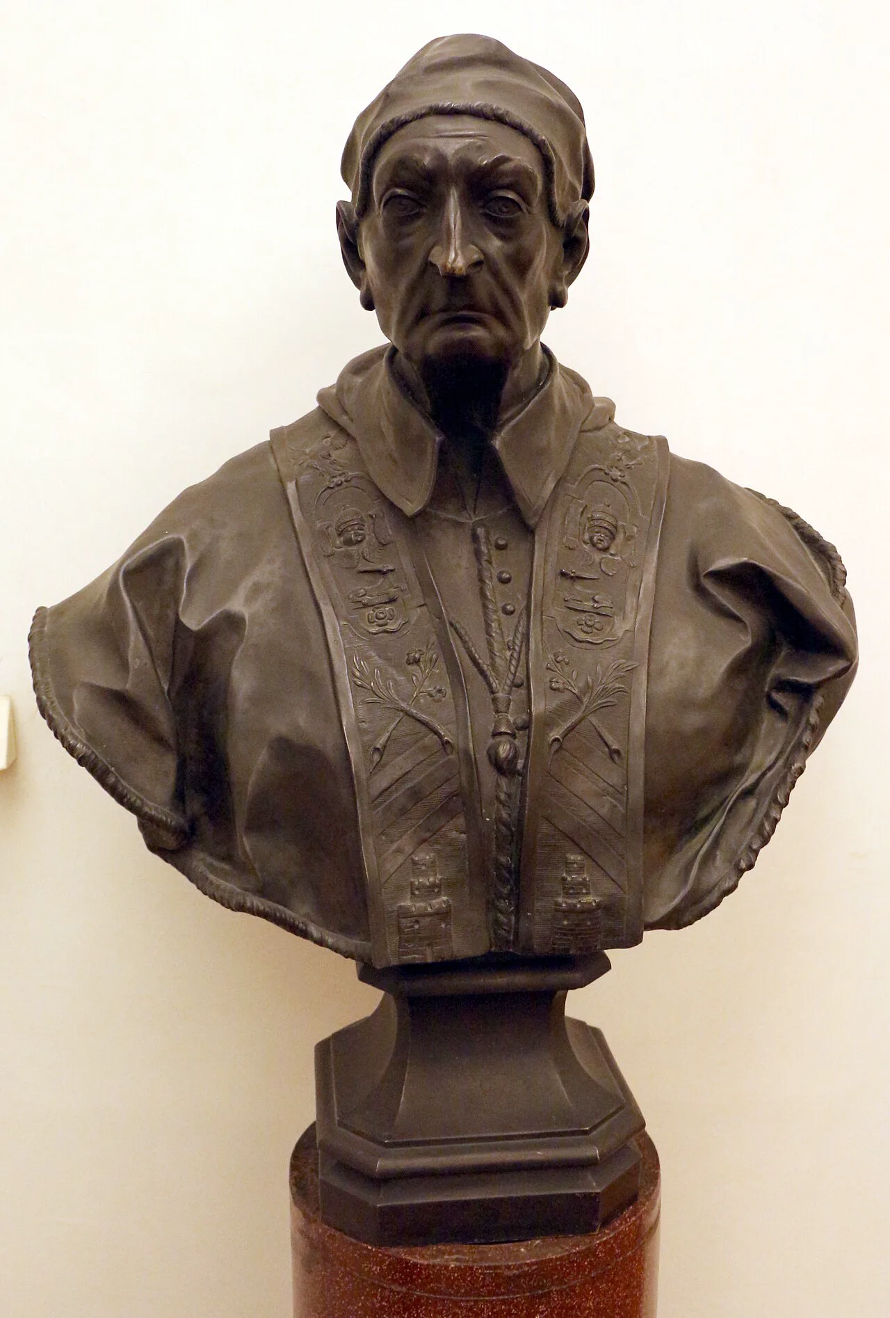 Pietro Bracci'nin 1725 dolaylarında yonttuğu Papa Benedict XIII büstü, heykeltıraşın papalık portrelerinde kullandığı üslubu gösteriyor