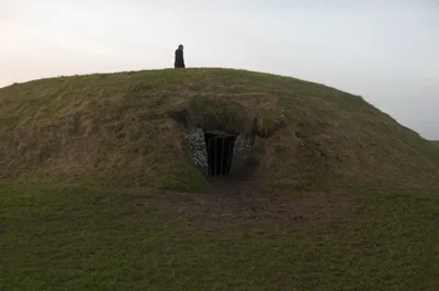 Rehineler Höyüğü'nün girişi: koridor, Samhain ve Imbolc sabahlarında güneşi içeri alıyor