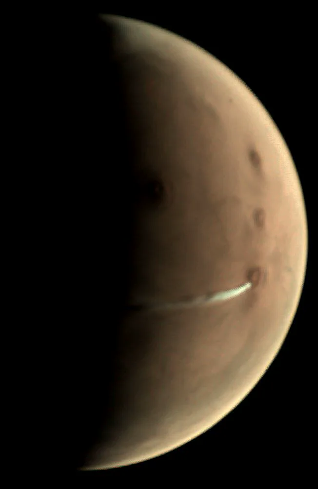 Mars Express'in izleme kamerasının görüntüsünde bulut Arsia Mons'un batısına doğru uzanıyor