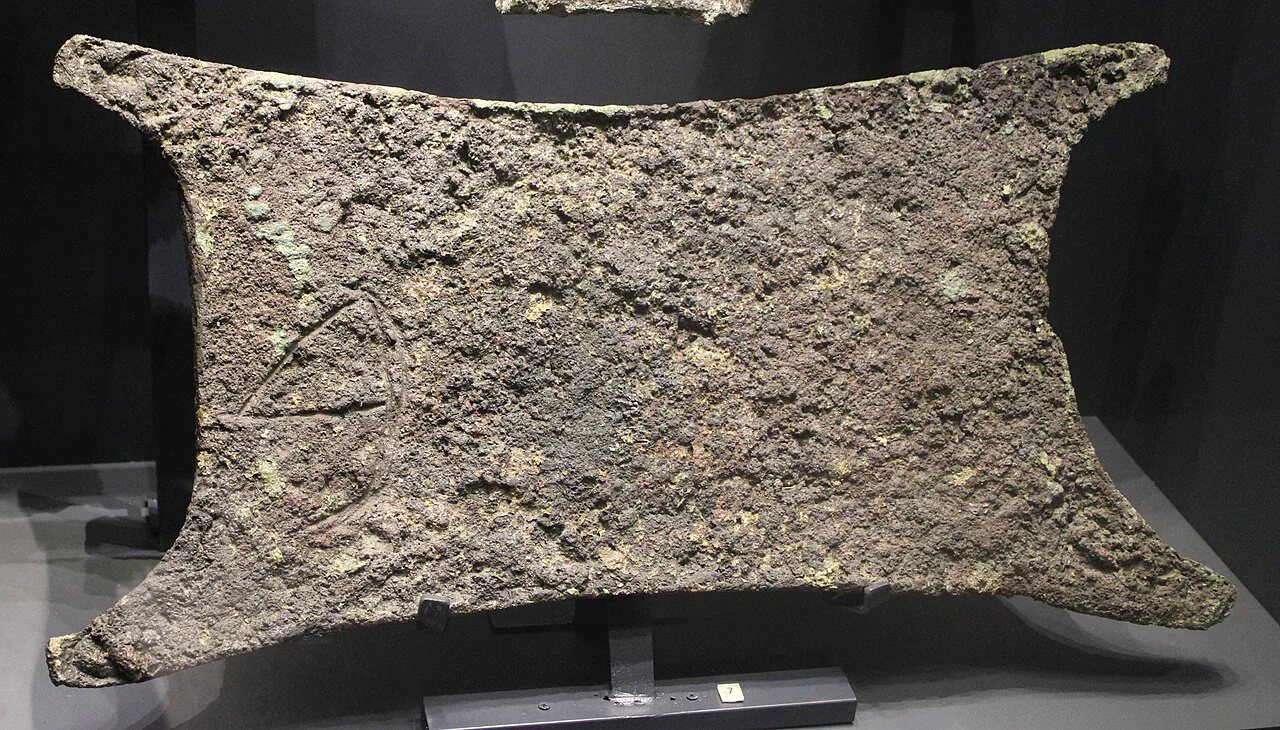 Uluburun batığından çıkan öküz derisi biçimli bakır külçe