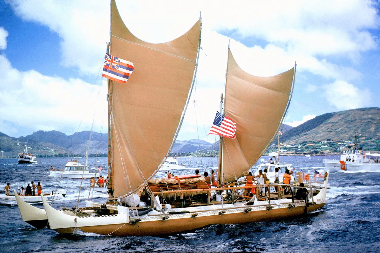 Hōkūleʻa kanosu, 1976'da Tahiti'den döndükten sonra Honolulu'ya giriyor