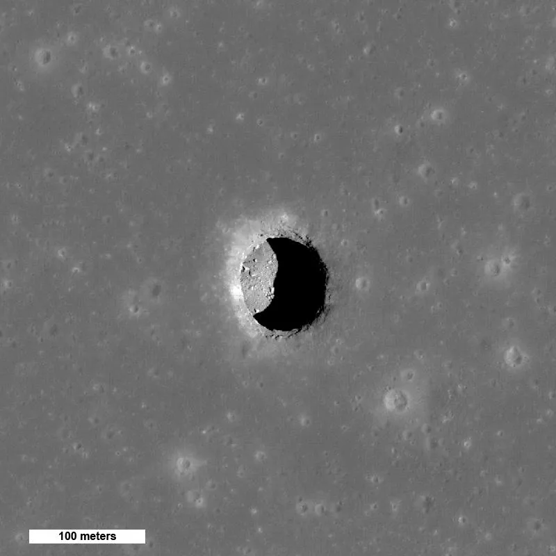 Mare Tranquillitatis çukuru, tabanında kaya blokları görünen yaklaşık 100 metre genişliğindeki Ay deliği