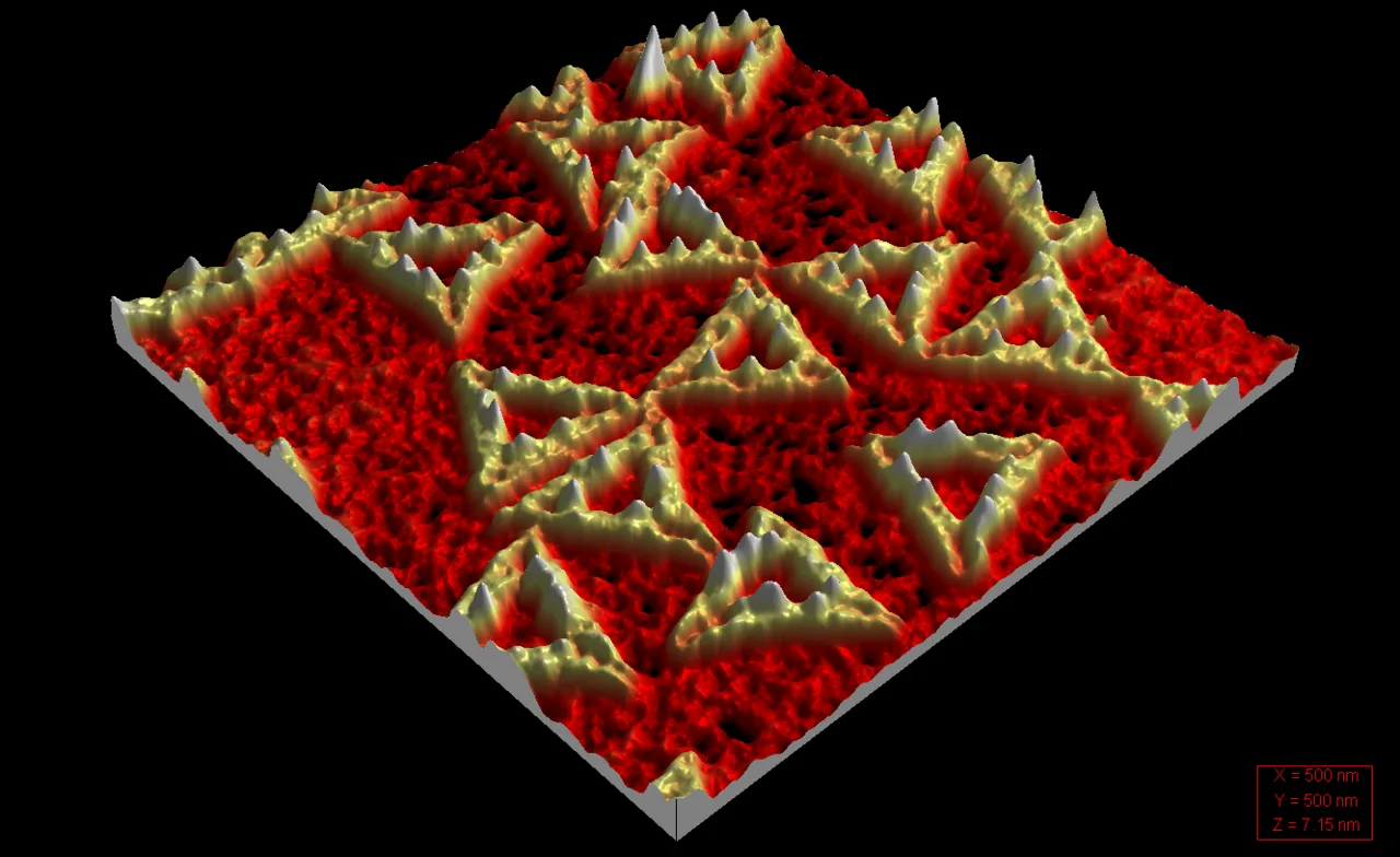 Üçgen biçimli DNA origami yapısının mikroskop görüntüsü