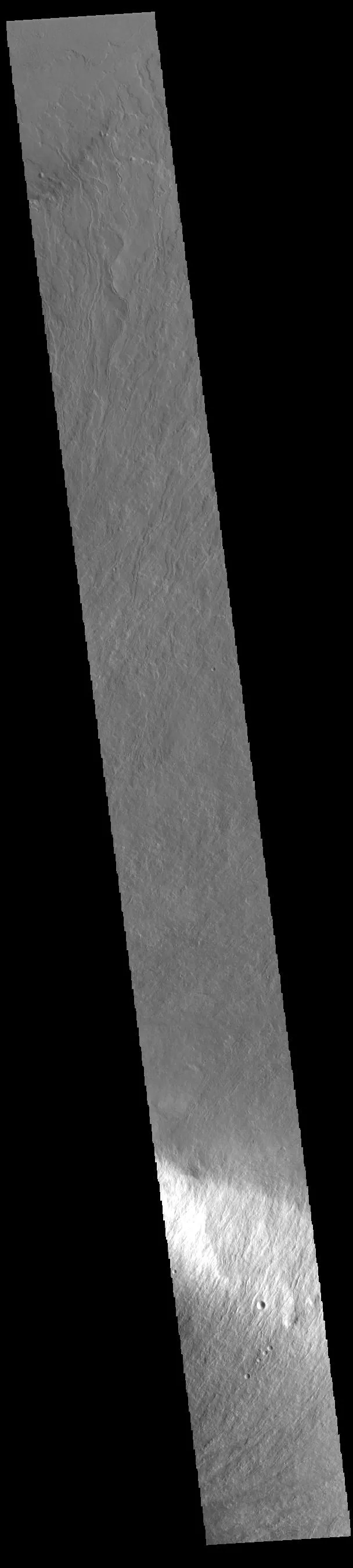 Mars Odyssey'in çektiği kare: Olympus Mons'un eteğindeki Olympus Rupes yarı, dağın tabanını keskin bir basamakla bitiriyor