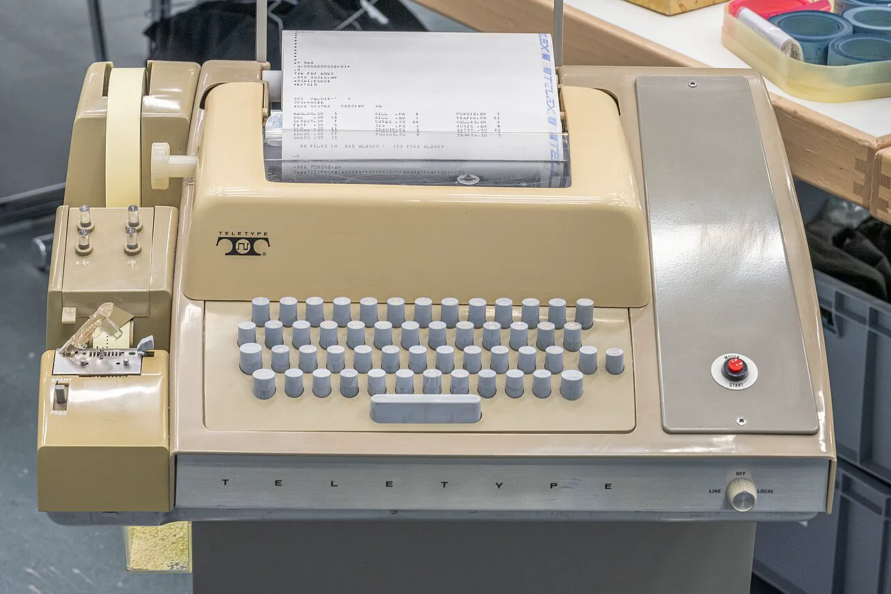 Teletype ASR-33 teleprinter: ekran yerine rulo kâğıda yazan, 1970'lerde okullarda yaygın olan uçbirim