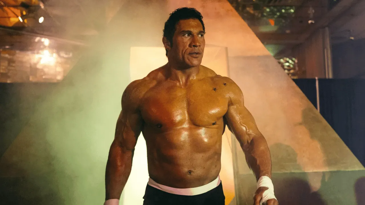 Dwayne Johnson, 70 Yaşındaki “Tavuk Adam” Rolüyle “Lizard Music” Setinde Tanınmaz Hale Geldi