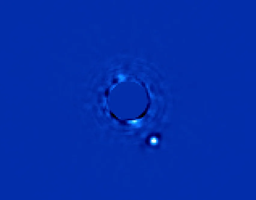 Gemini Planet Imager'ın 2014'te çektiği görüntüde Beta Pictoris b, yıldızın ışığı maskelendikten sonra soluk bir nokta olarak beliriyor