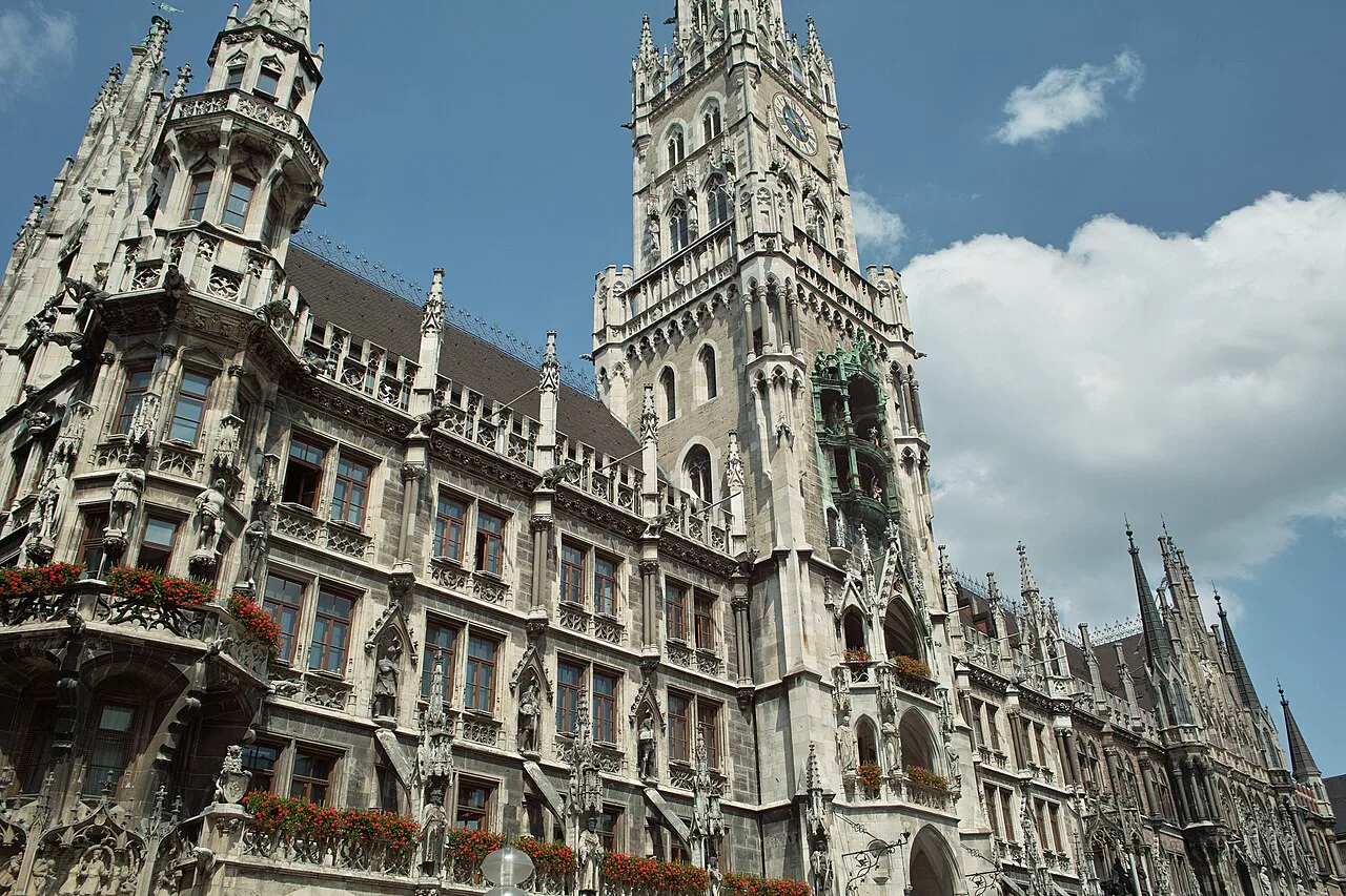 Münih'in Marienplatz'taki yönetim binası
